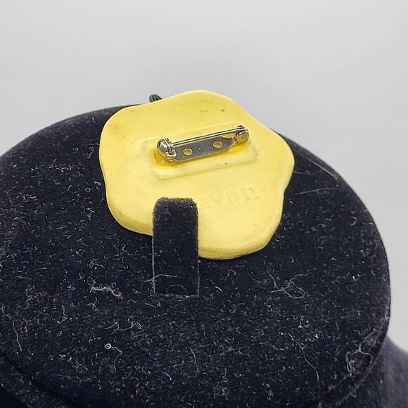 Vintage 60s Avon Porcelian Yellow & Brown Violet/Pansy Flower Pin - Picture 2 of 2